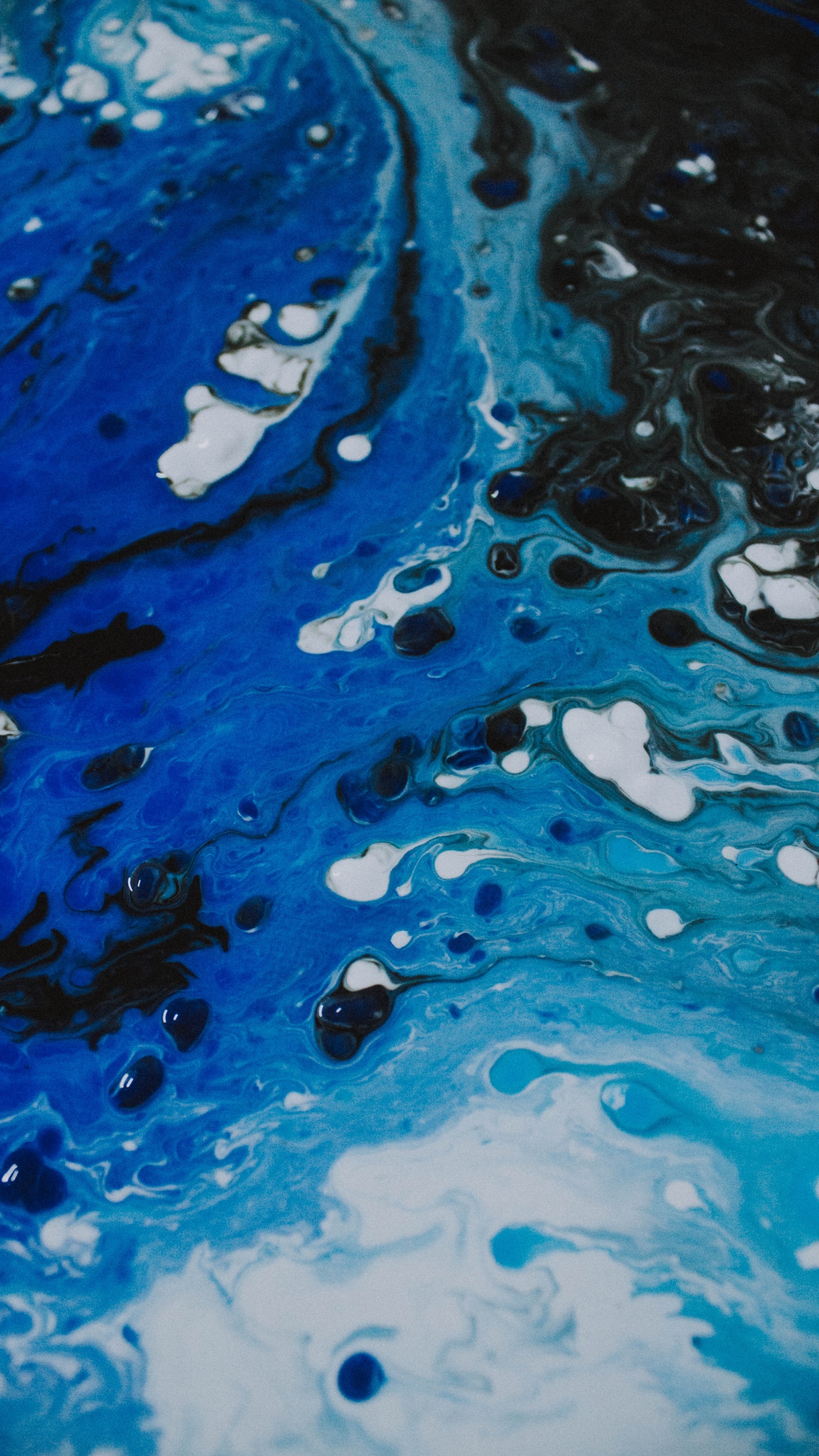 Blue and White Water Splash. Wallpaper in 1440x2560 Resolution