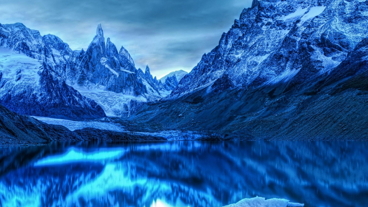 Montaña Cubierta de Nieve Cerca Del Lago Durante el Día. Wallpaper in 1280x720 Resolution