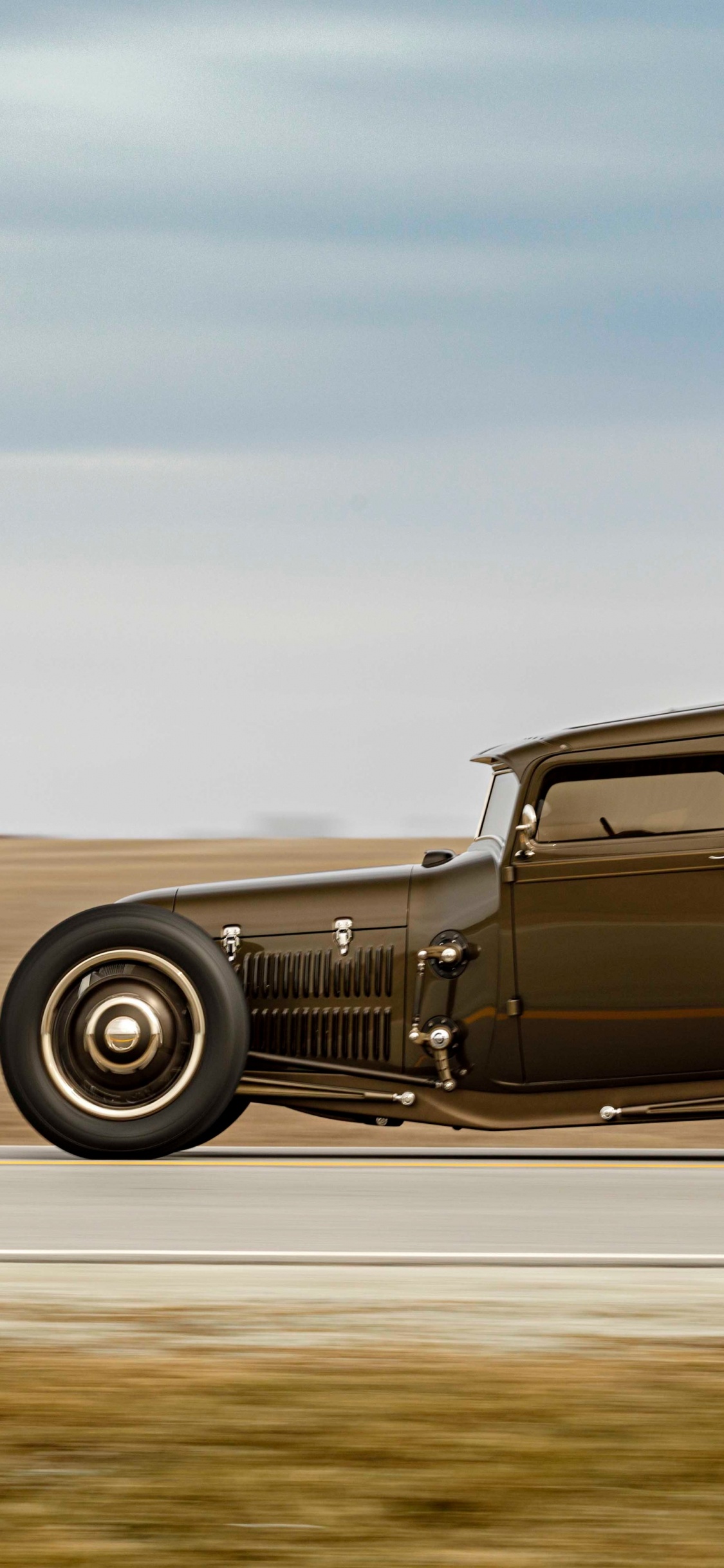 Coche de Época Marrón en Campo Marrón Durante el Día. Wallpaper in 1125x2436 Resolution