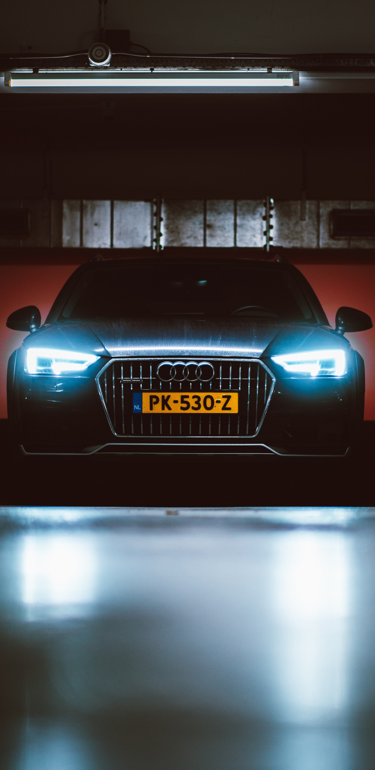 Gelbes Und Schwarzes Auto in Einem Tunnel. Wallpaper in 1440x2960 Resolution