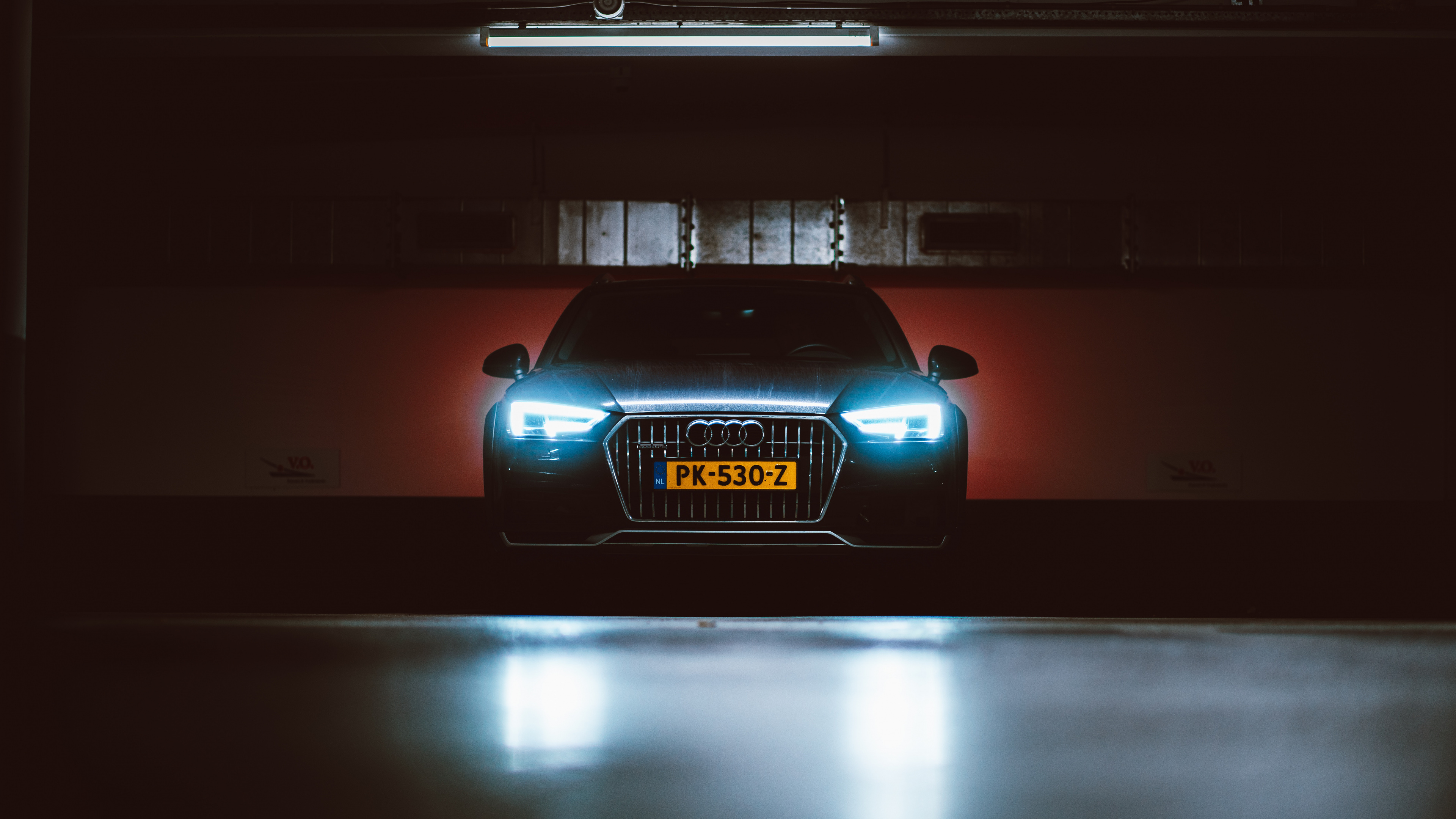 Gelbes Und Schwarzes Auto in Einem Tunnel. Wallpaper in 3840x2160 Resolution