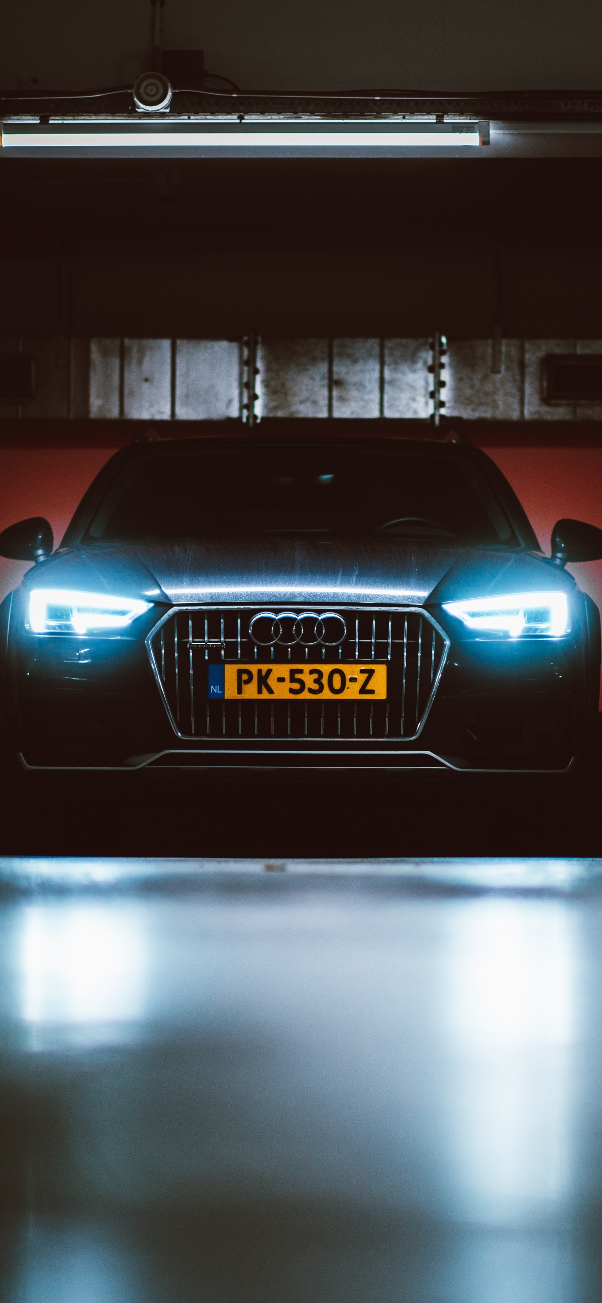 Voiture Jaune et Noire Dans un Tunnel. Wallpaper in 1242x2688 Resolution