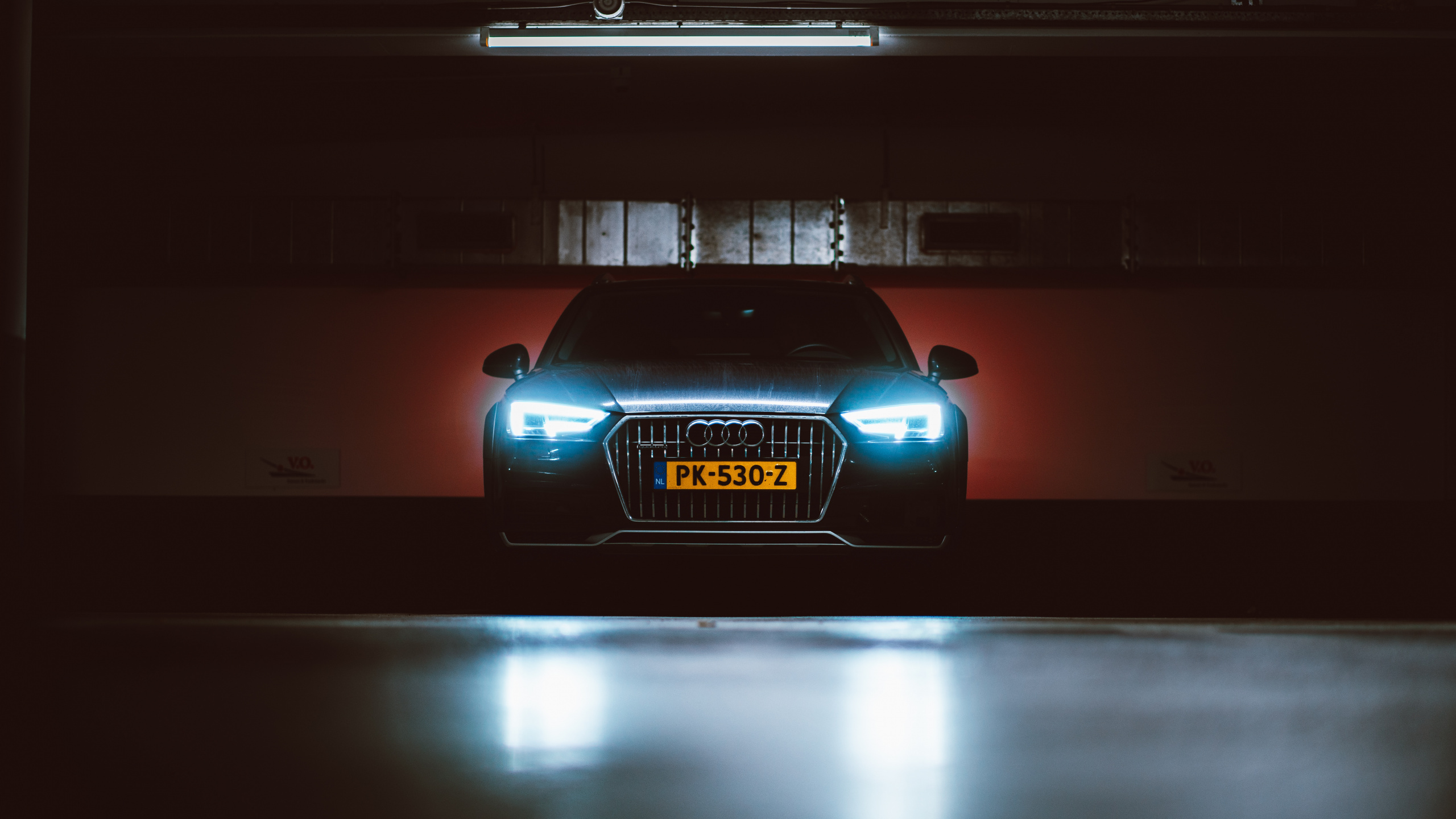 Voiture Jaune et Noire Dans un Tunnel. Wallpaper in 2560x1440 Resolution
