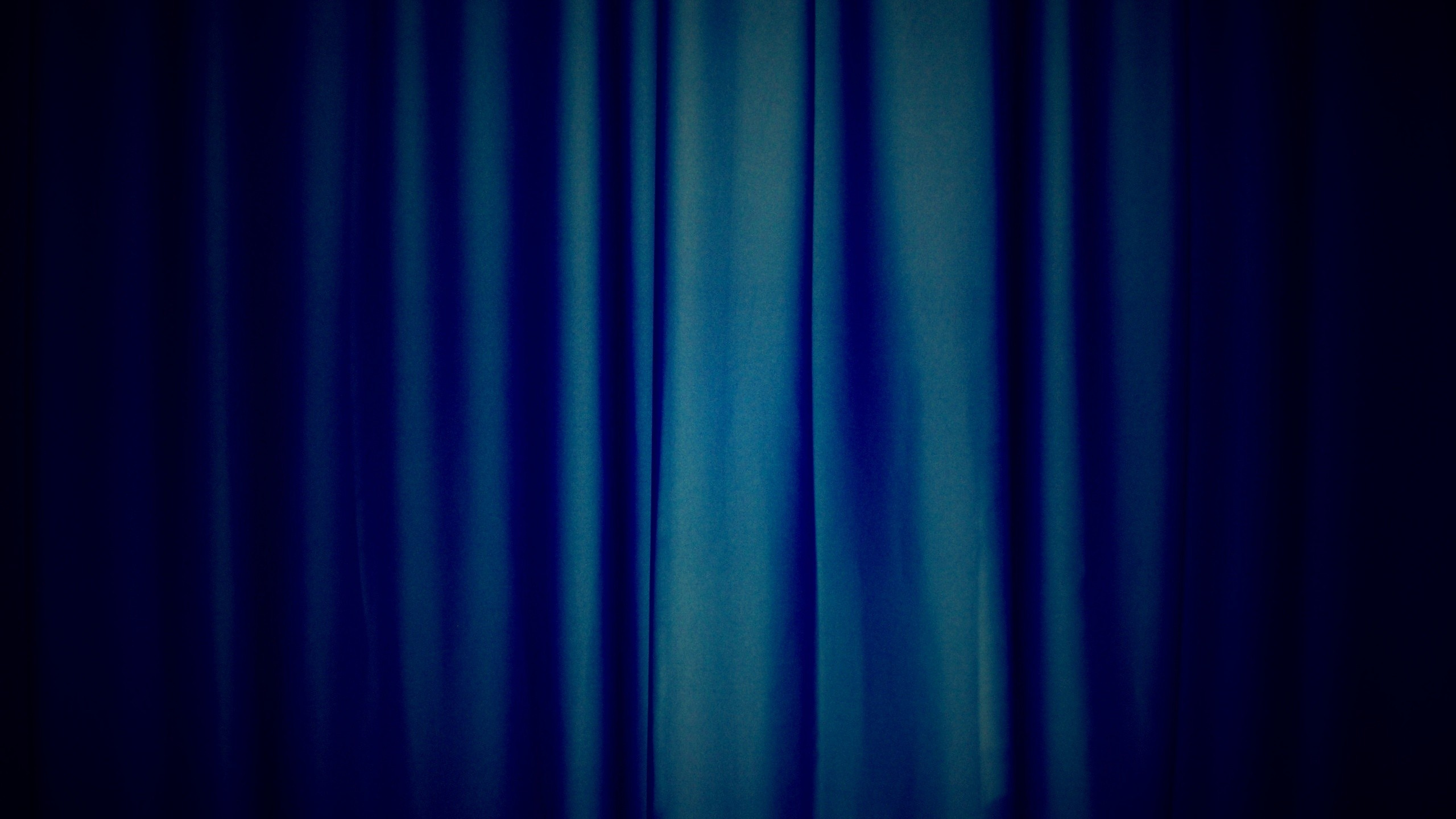 Lila Fenstervorhang im Zimmer. Wallpaper in 2560x1440 Resolution