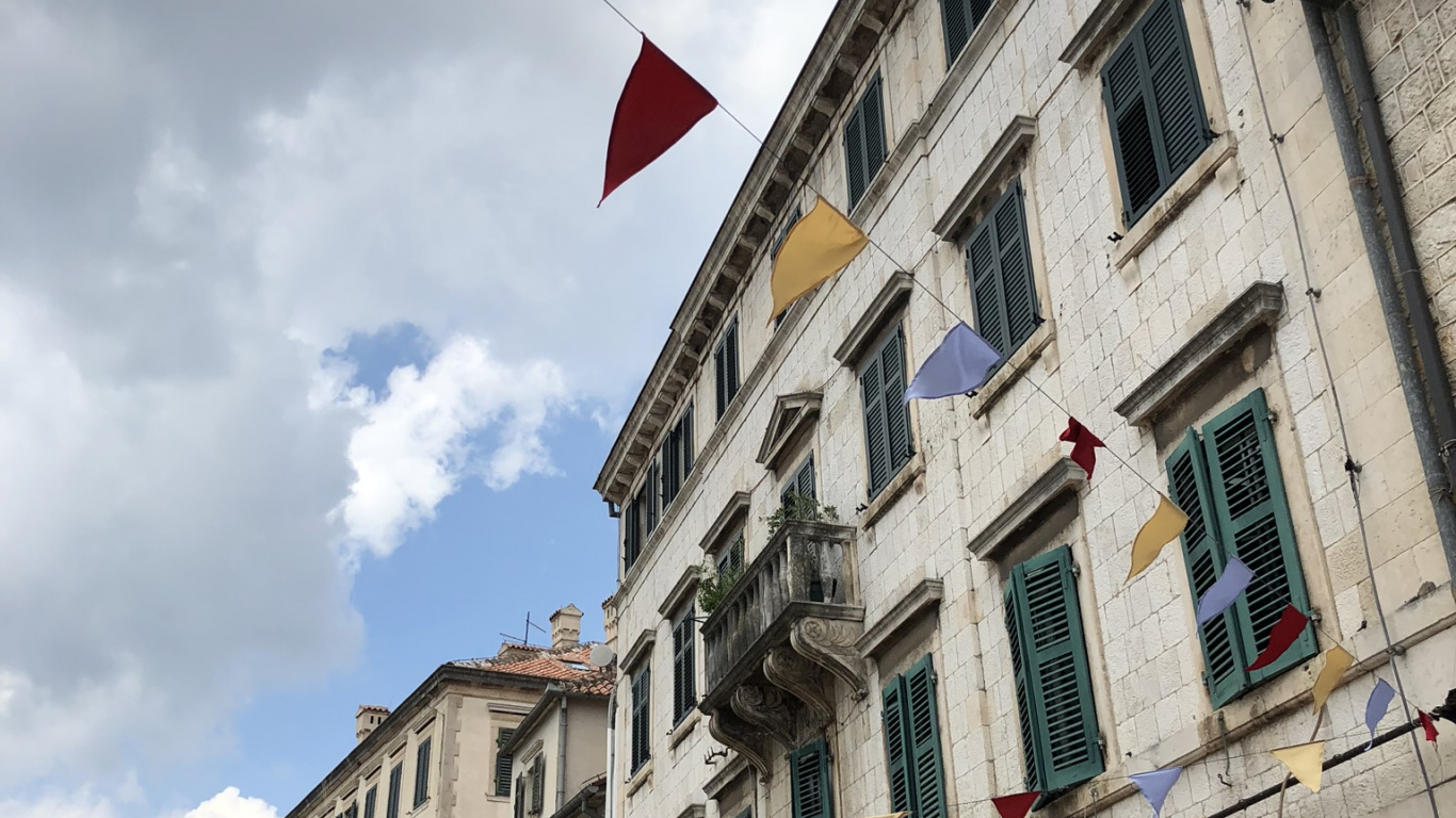 Hauptplatz Der Stadt, Road, Fenster, Stadt, Nachbarschaft. Wallpaper in 1366x768 Resolution