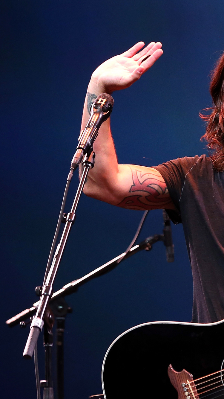 Dave Grohl, Foo Fighters, Lead-Gesang, Musiker, Leistung. Wallpaper in 750x1334 Resolution