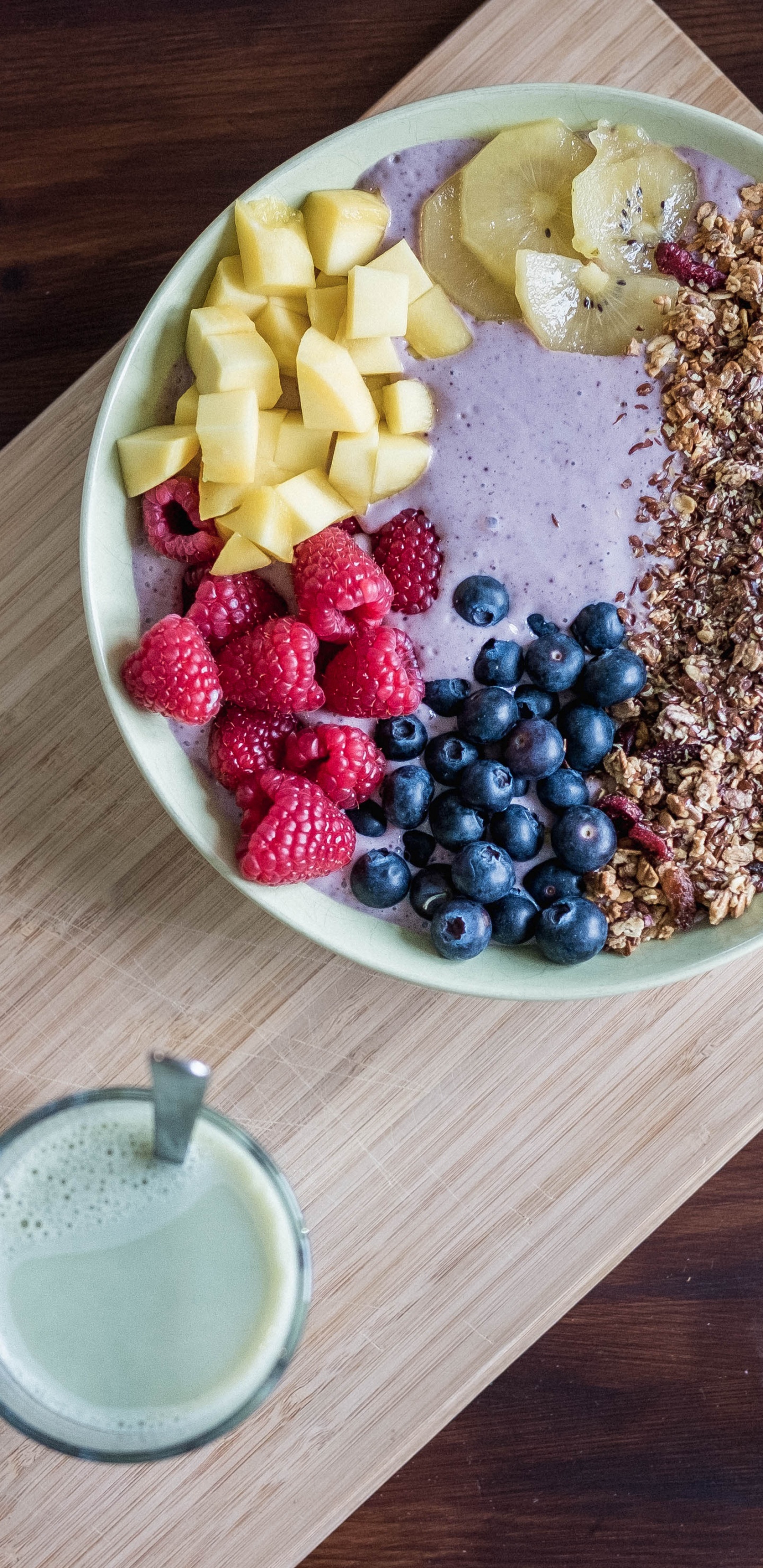 Cuillère en Acier Inoxydable à Côté D'un Bol en Céramique Blanche Avec Des Haricots Bruns et Noirs. Wallpaper in 1440x2960 Resolution