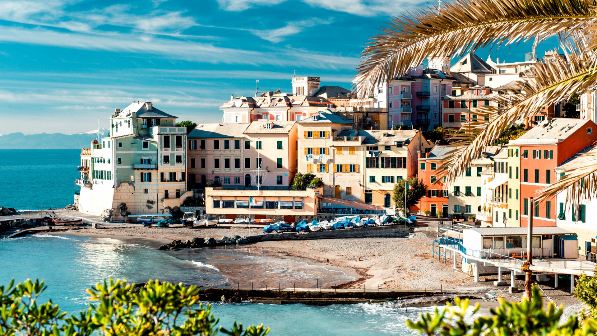 Bâtiments en Béton Blanc et Marron Près D'un Plan D'eau Pendant la Journée. Wallpaper in 1920x1080 Resolution