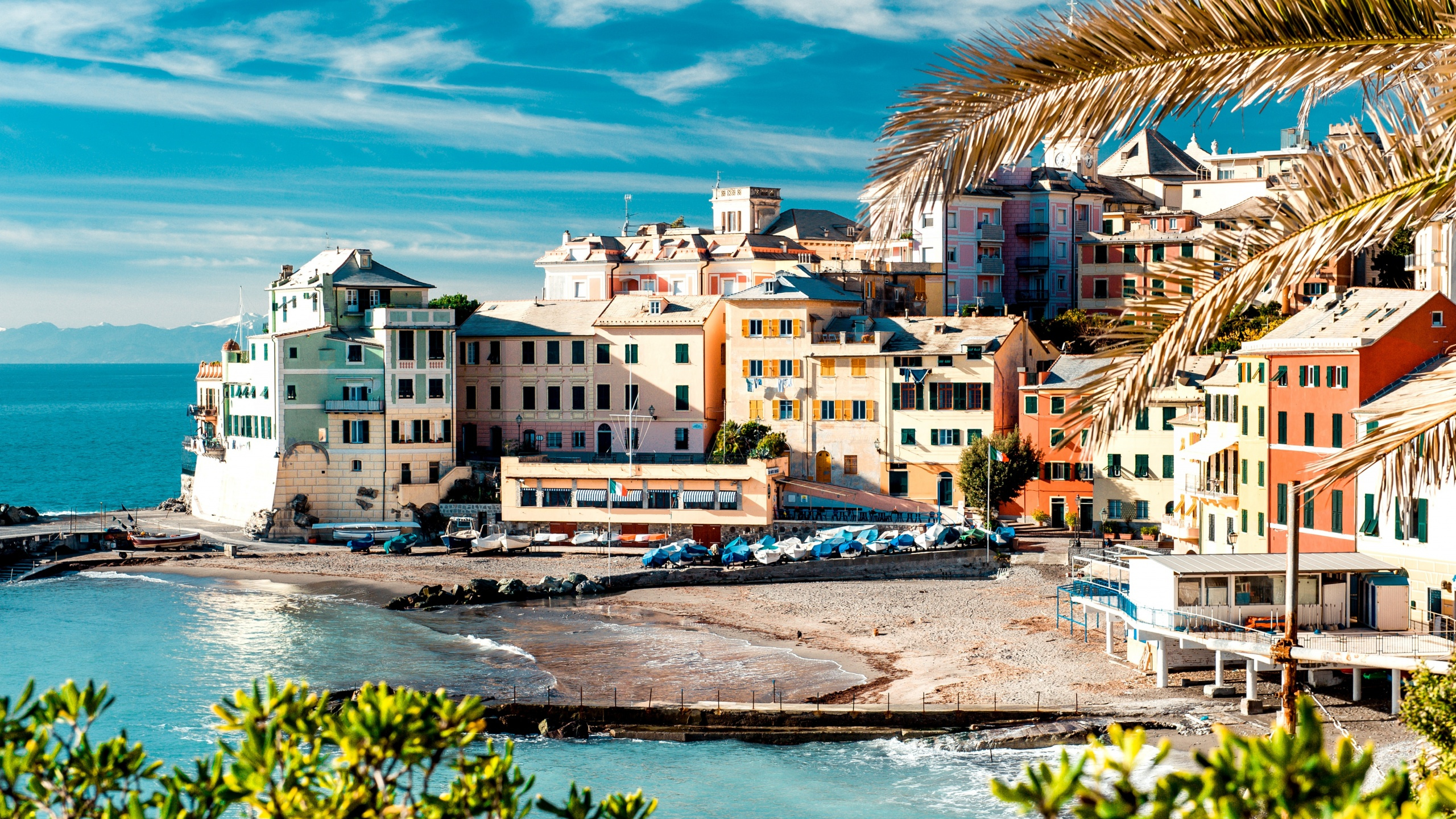 White and Brown Concrete Buildings Near Body of Water During Daytime. Wallpaper in 2560x1440 Resolution