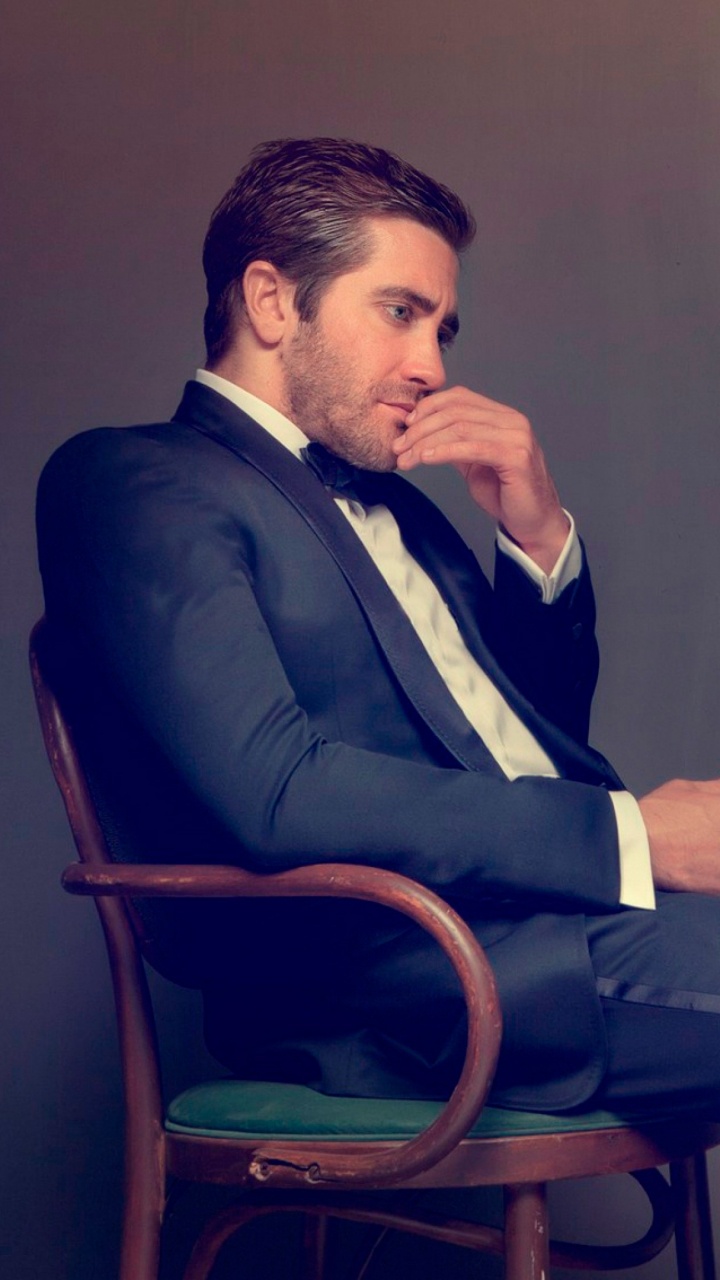 Jake Gyllenhaal, Acteur, Séance, Jambe, Monsieur. Wallpaper in 720x1280 Resolution
