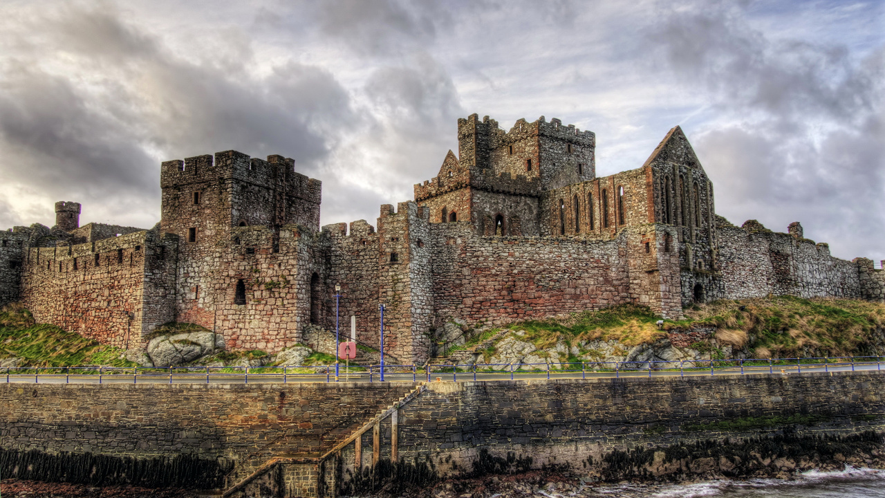 Brown Concrete Castle Under Cloudy Sky During Daytime. Wallpaper in 1280x720 Resolution