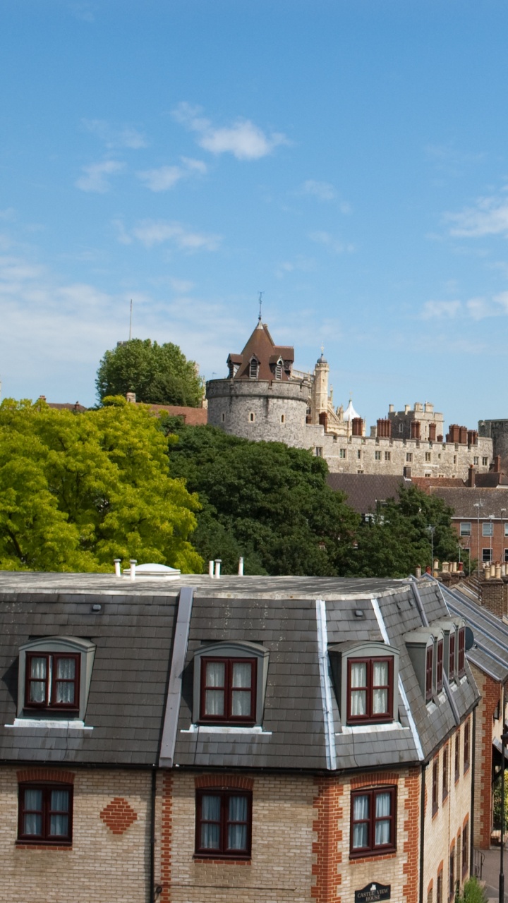 Voitures Garées à Côté D'un Bâtiment en Béton Brun Pendant la Journée. Wallpaper in 720x1280 Resolution