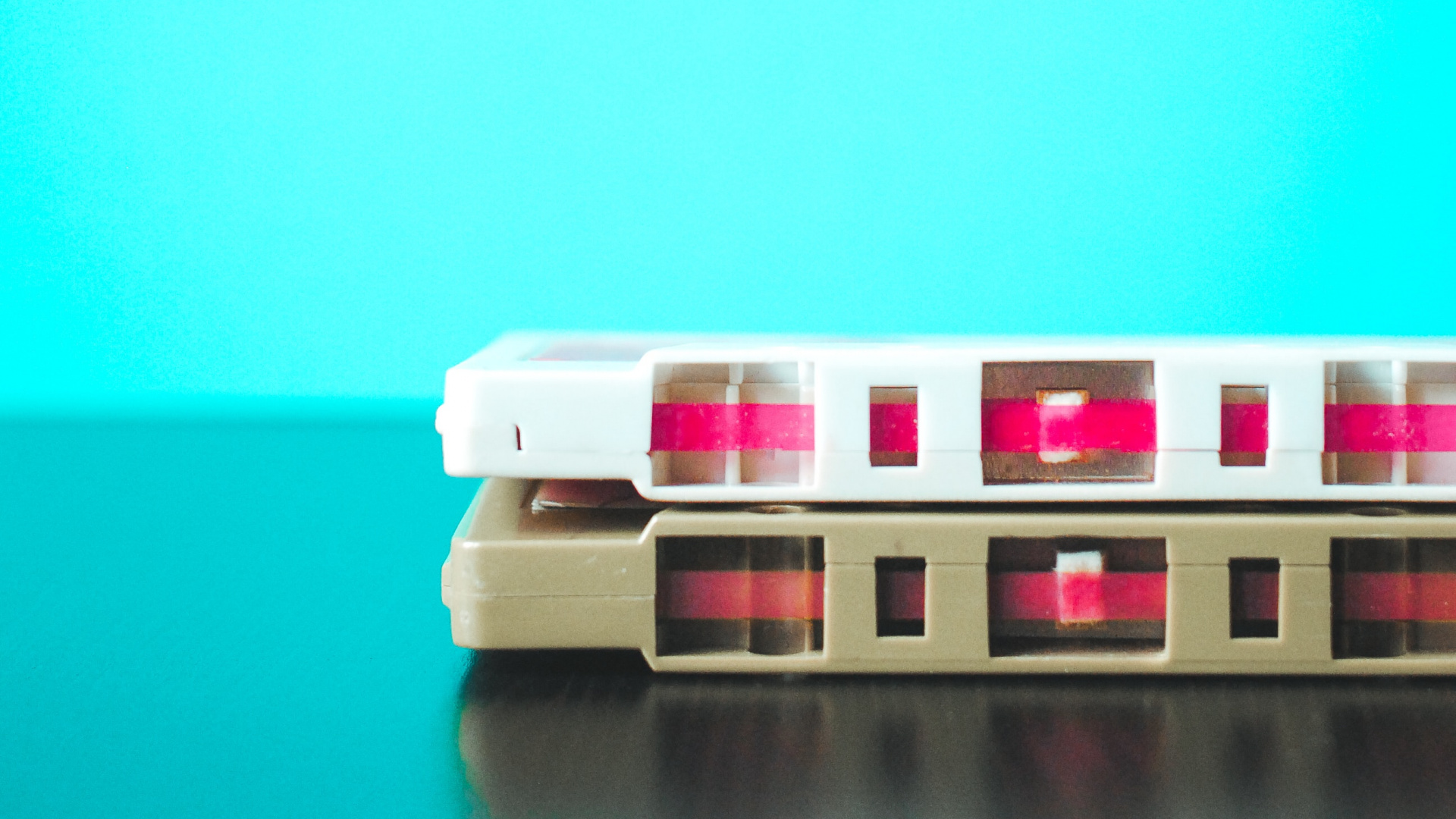 Jouet en Plastique Blanc et Rouge. Wallpaper in 1920x1080 Resolution