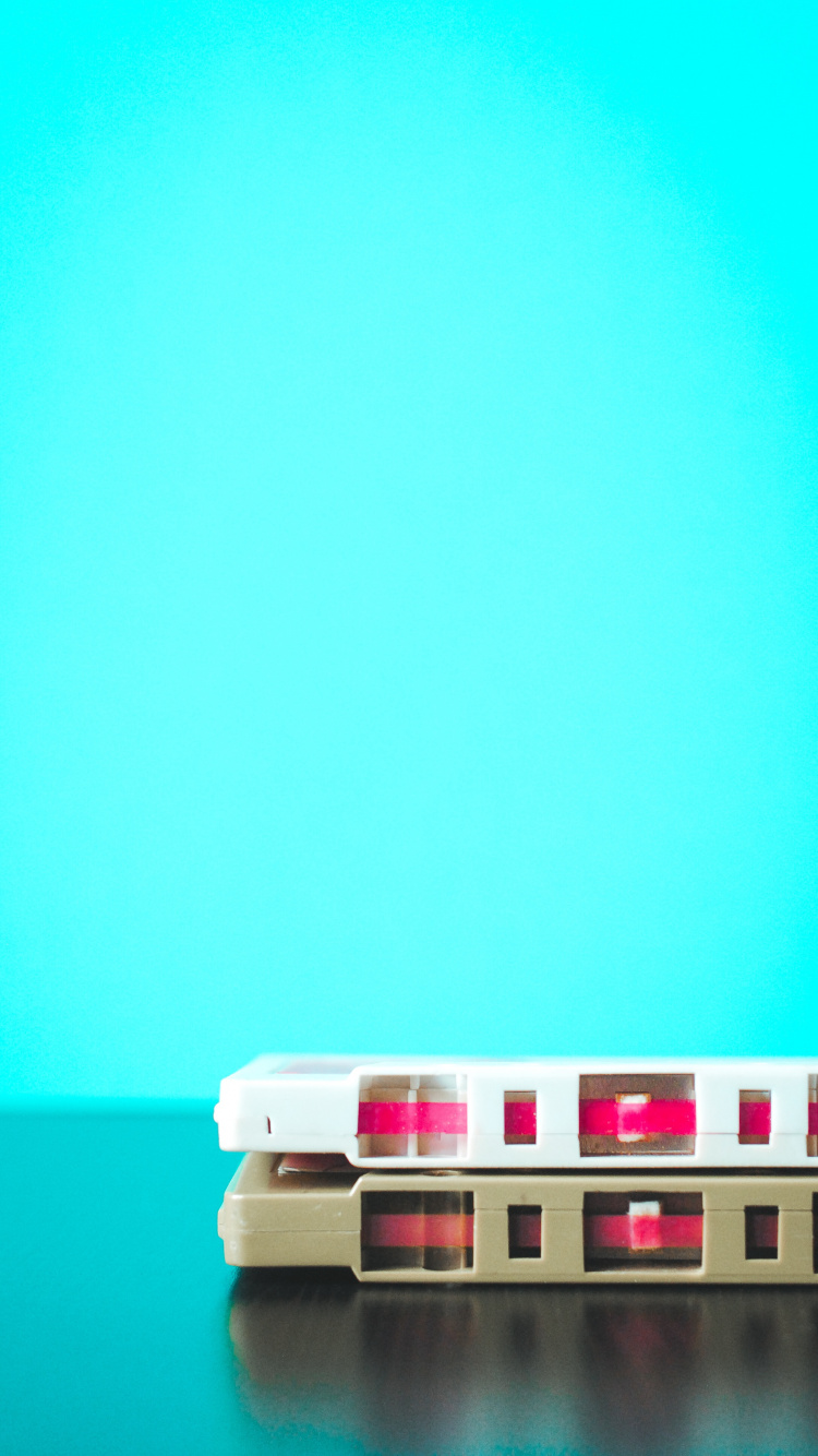 Jouet en Plastique Blanc et Rouge. Wallpaper in 750x1334 Resolution