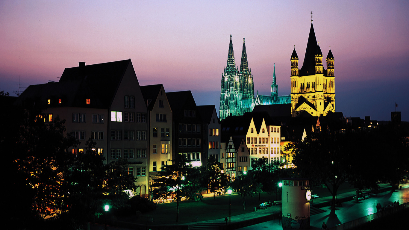 Weißes Und Schwarzes Betongebäude Während Der Nacht. Wallpaper in 1366x768 Resolution