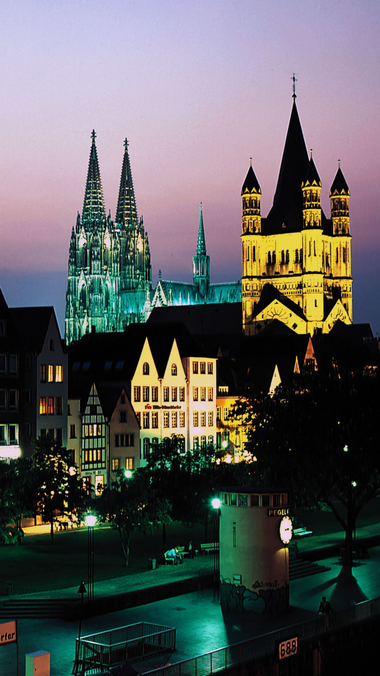 Weißes Und Schwarzes Betongebäude Während Der Nacht. Wallpaper in 750x1334 Resolution