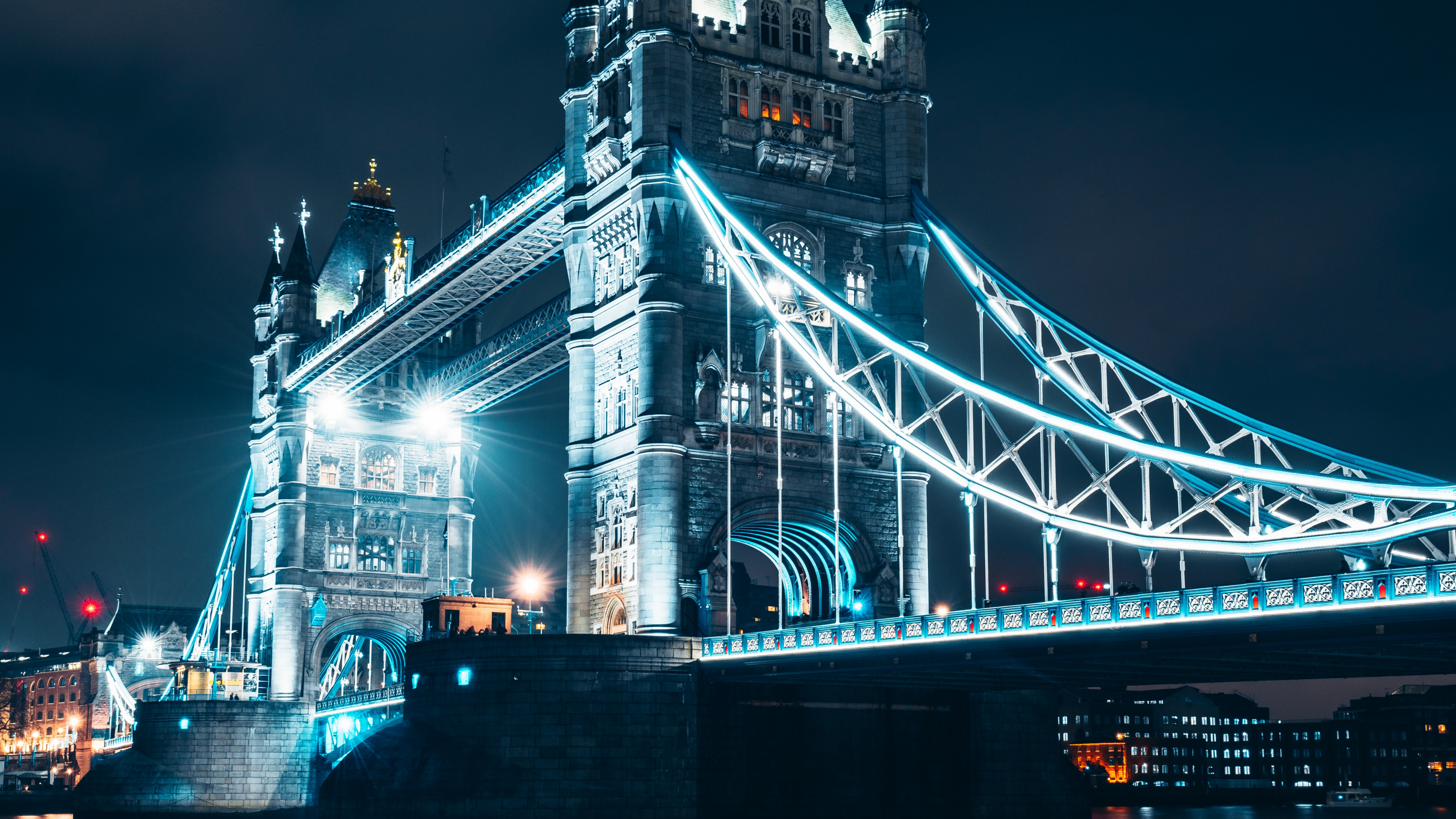 Weiße Und Blaue Brücke in Der Nähe Von Stadtgebäuden Während Der Nacht. Wallpaper in 3840x2160 Resolution