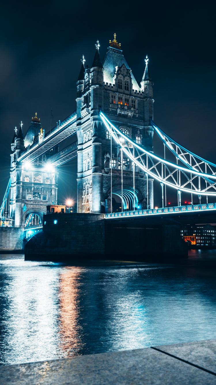 Weiße Und Blaue Brücke in Der Nähe Von Stadtgebäuden Während Der Nacht. Wallpaper in 750x1334 Resolution