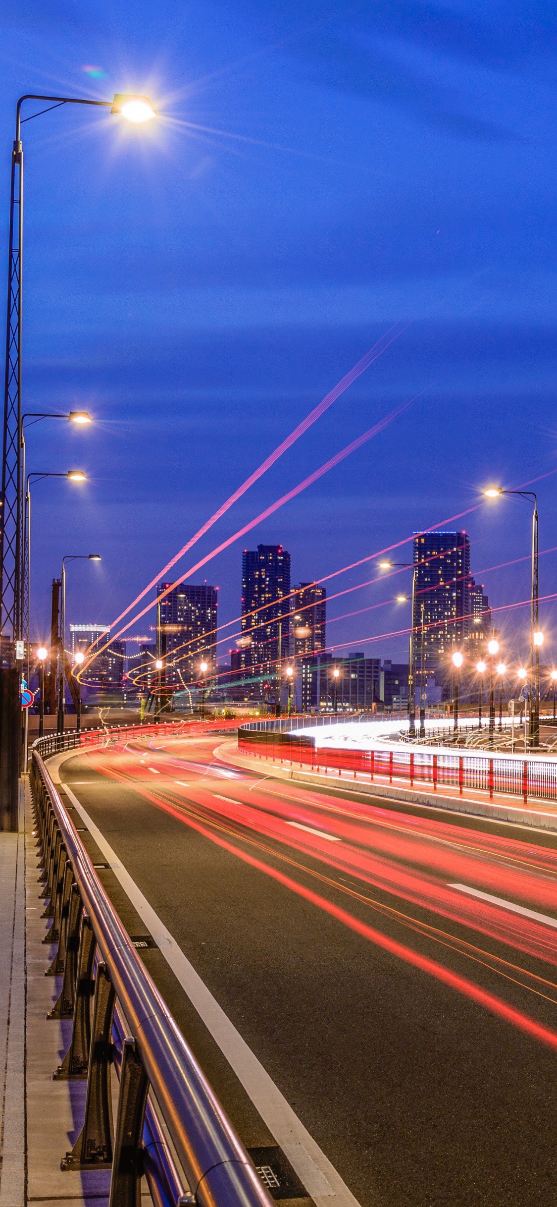 Photographie en Accéléré de Voitures Sur la Route Pendant la Nuit. Wallpaper in 1125x2436 Resolution