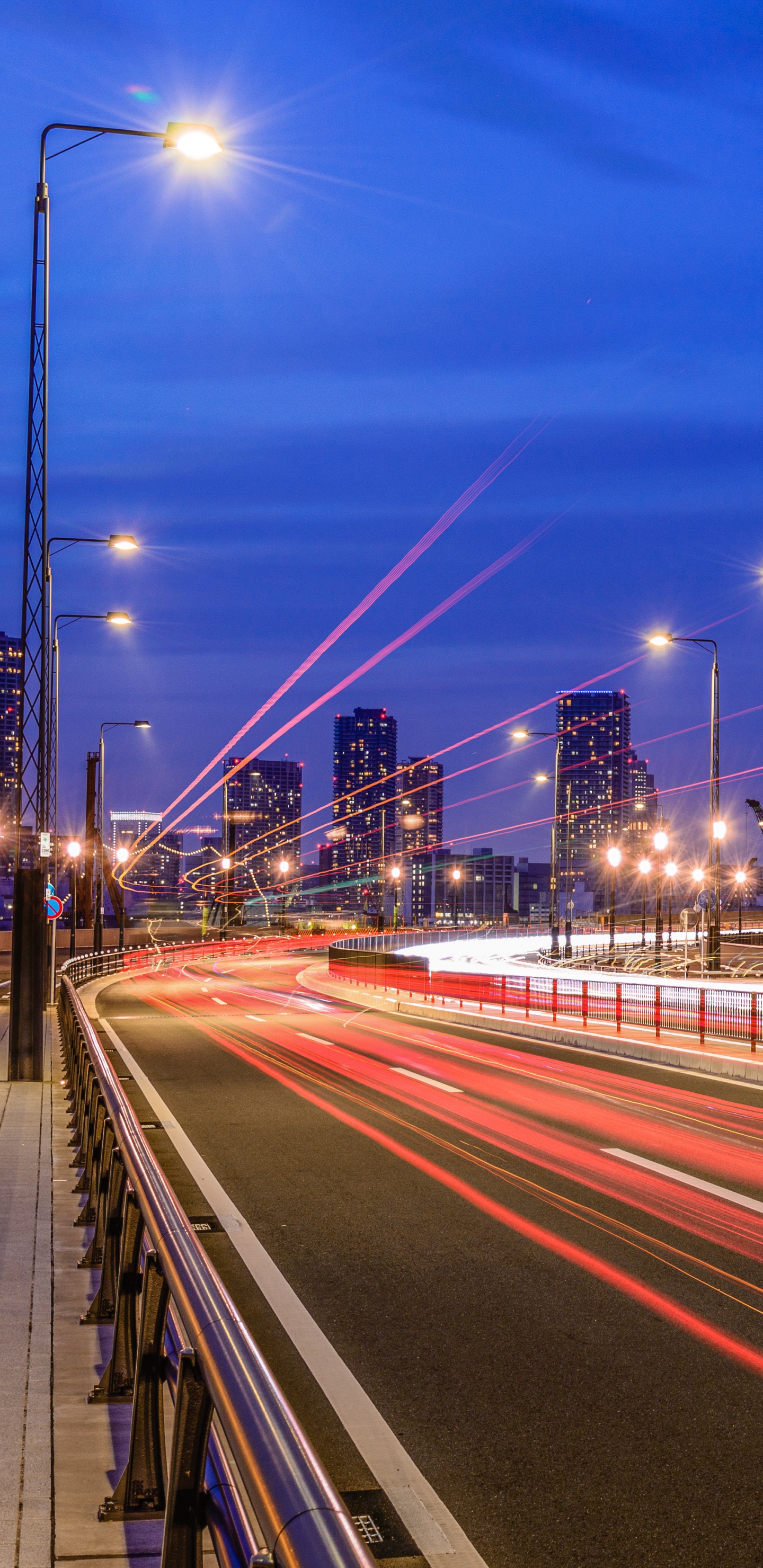 Fotografía de Lapso de Tiempo de Automóviles en la Carretera Durante la Noche. Wallpaper in 1440x2960 Resolution