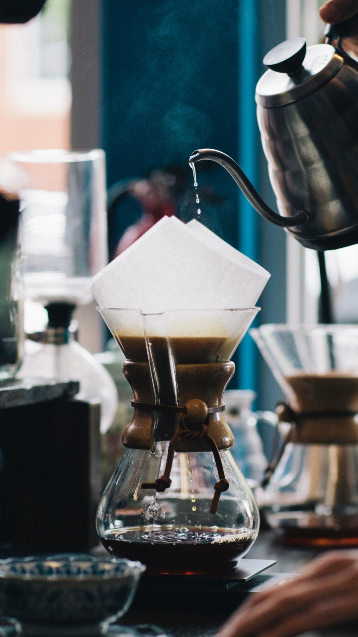 Persona Vertiendo Agua en un Vaso Transparente. Wallpaper in 720x1280 Resolution