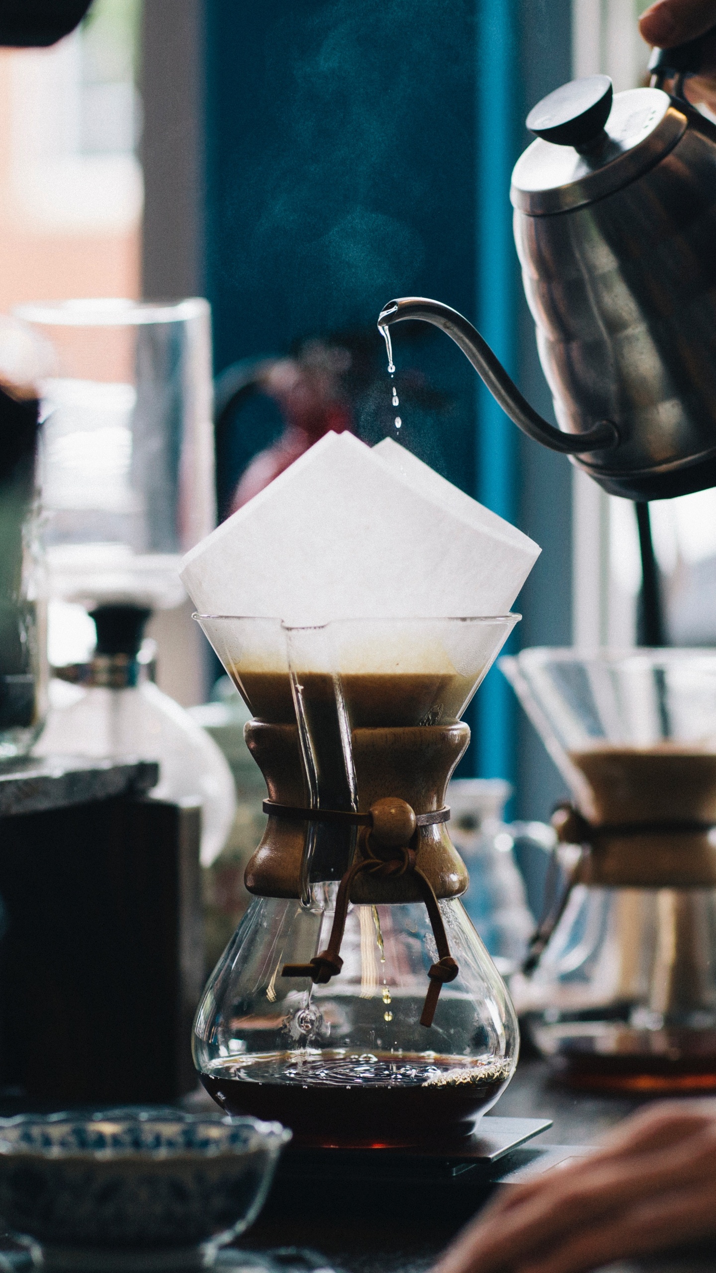 Personne Versant de L'eau Sur Une Tasse en Verre Clair. Wallpaper in 1440x2560 Resolution