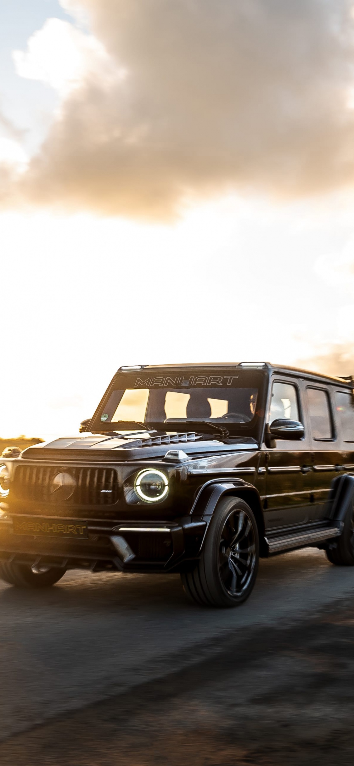 Jeep Wrangler Noir Sur Route Pendant la Journée. Wallpaper in 1125x2436 Resolution