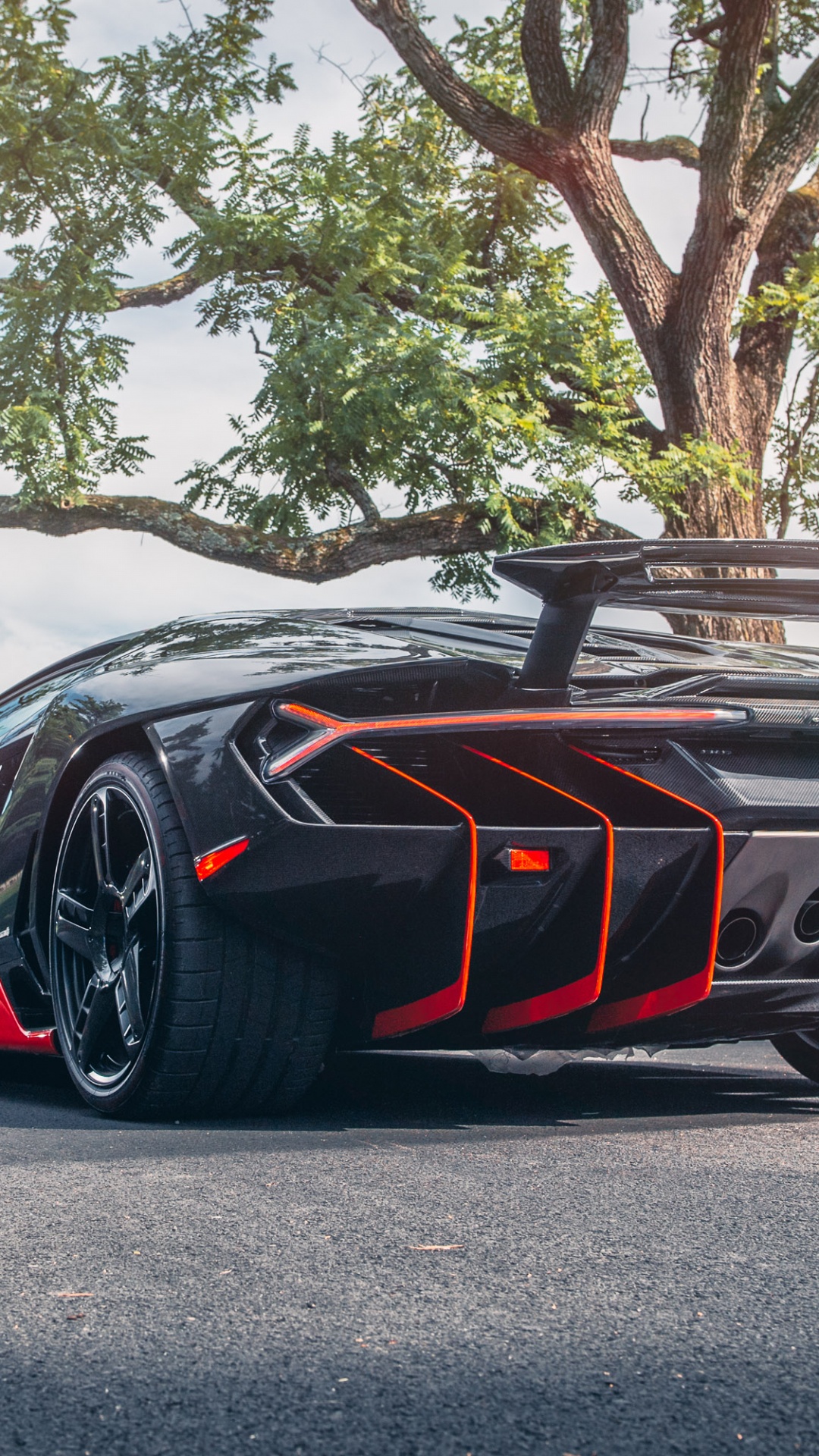 Schwarz-roter Porsche 911 Tagsüber Auf Grauer Asphaltstraße Geparkt. Wallpaper in 1080x1920 Resolution
