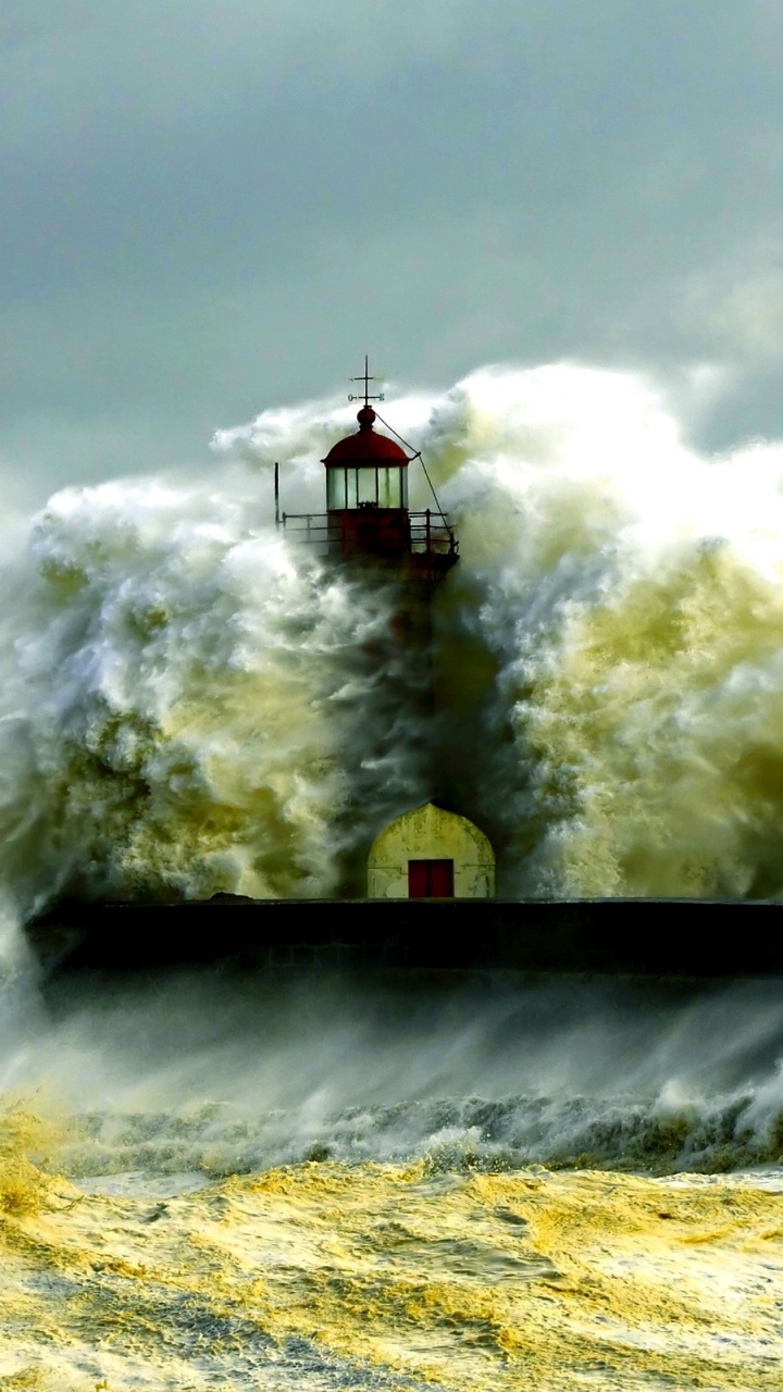 Faro Blanco y Rojo en la Cima de la Colina. Wallpaper in 720x1280 Resolution