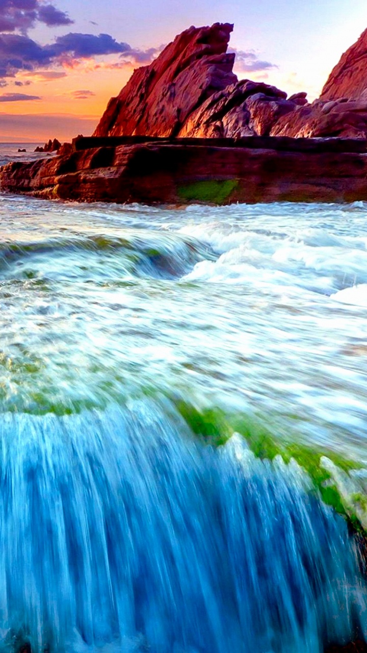 Formation de Roche Brune Sur le Plan D'eau Pendant la Journée. Wallpaper in 720x1280 Resolution