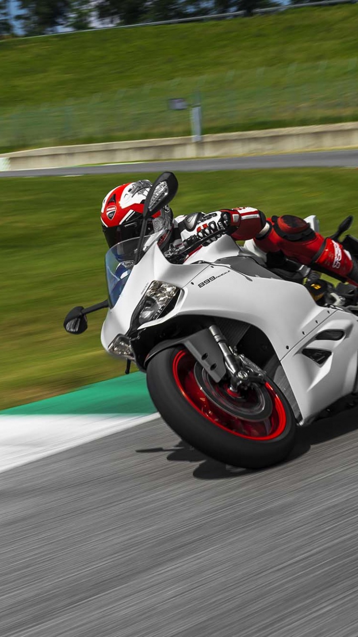 Vélo de Sport Blanc et Noir Sur Piste Pendant la Journée. Wallpaper in 720x1280 Resolution