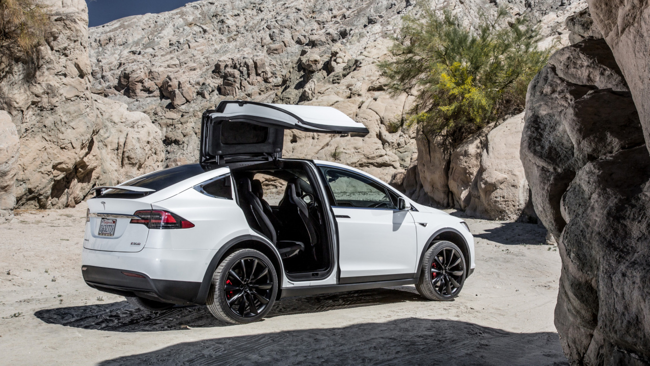 Mercedes Benz Coupe Plateado Sobre Arena Marrón Durante el Día. Wallpaper in 1280x720 Resolution