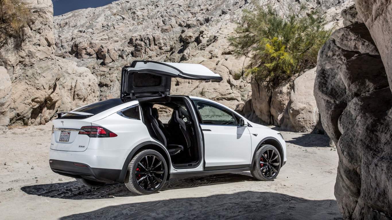 Silver Mercedes Benz Coupé Sur le Sable Brun Pendant la Journée. Wallpaper in 1366x768 Resolution