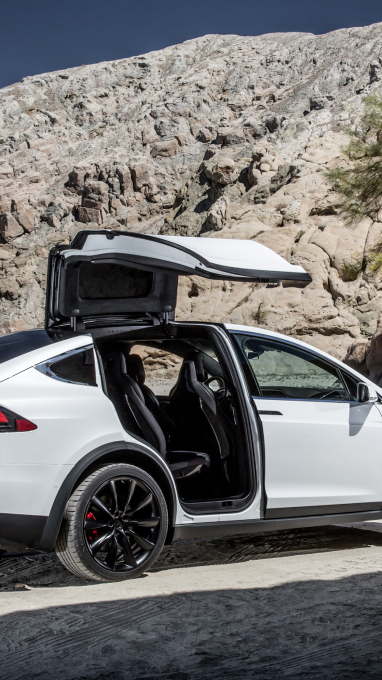 Silver Mercedes Benz Coupé Sur le Sable Brun Pendant la Journée. Wallpaper in 750x1334 Resolution