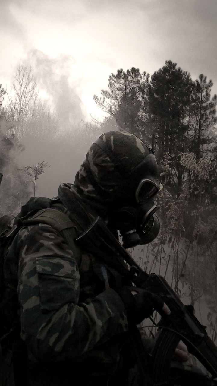 Soldat, Baum, Gasmaske, Gas, Atmosphäre. Wallpaper in 720x1280 Resolution