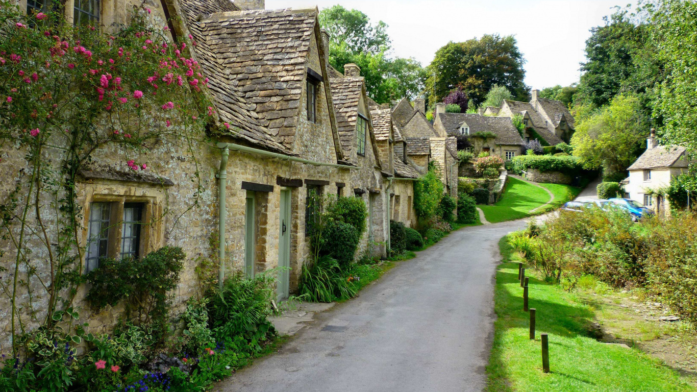 Braunes Backsteingebäude in Der Nähe Einer Grünen Wiese Tagsüber Field. Wallpaper in 1366x768 Resolution