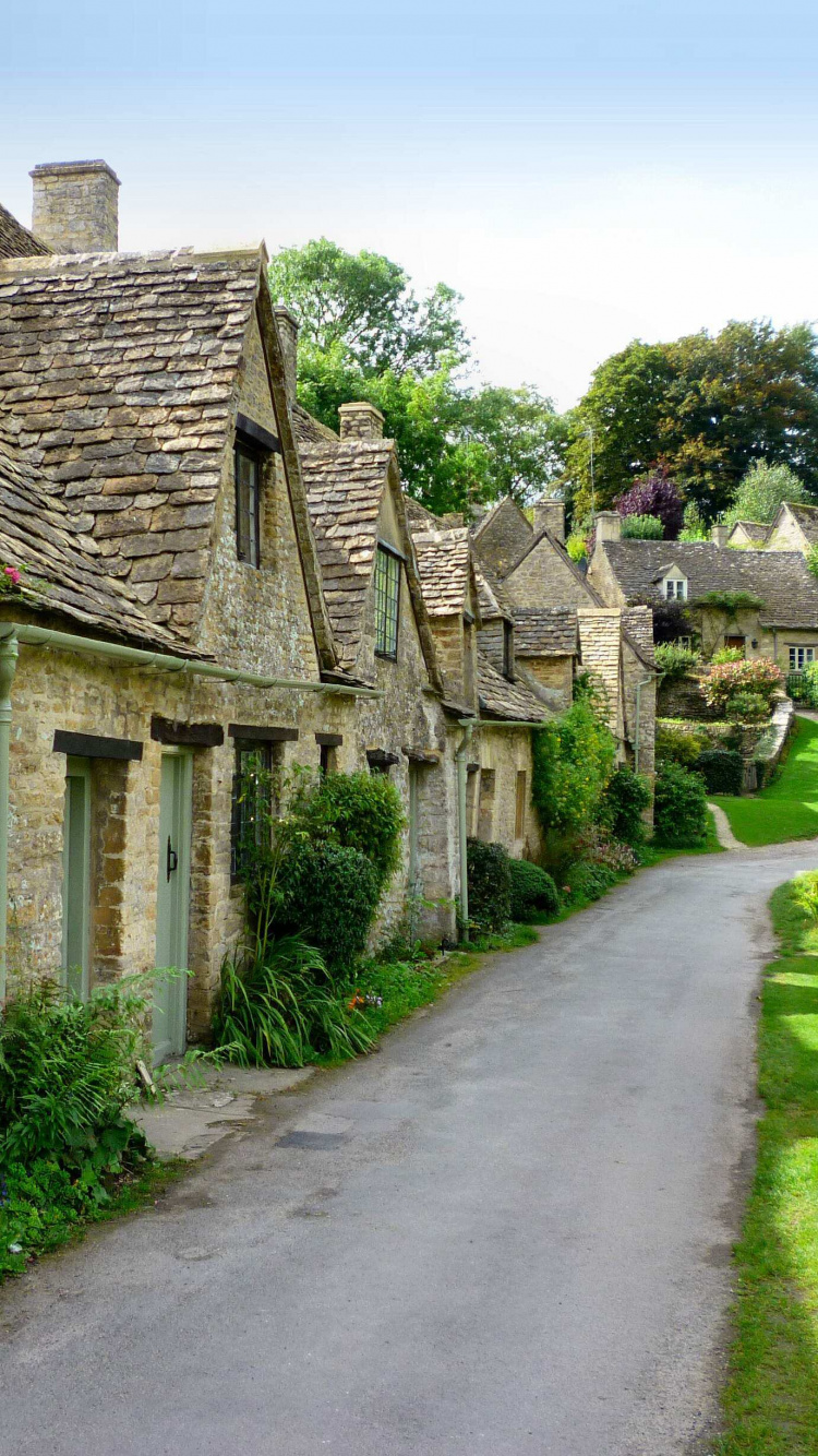 Edificio de Ladrillo Marrón Cerca Del Campo de Hierba Verde Durante el Día. Wallpaper in 750x1334 Resolution