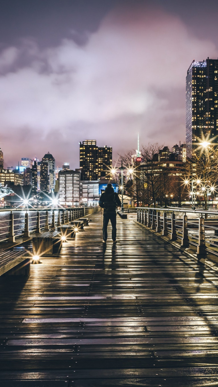 Personnes Marchant Sur un Quai en Bois Pendant la Nuit. Wallpaper in 750x1334 Resolution