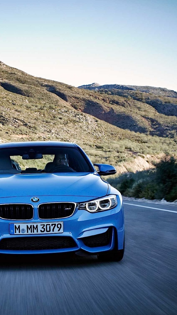 Voiture Bmw Bleue Sur Route Pendant la Journée. Wallpaper in 720x1280 Resolution