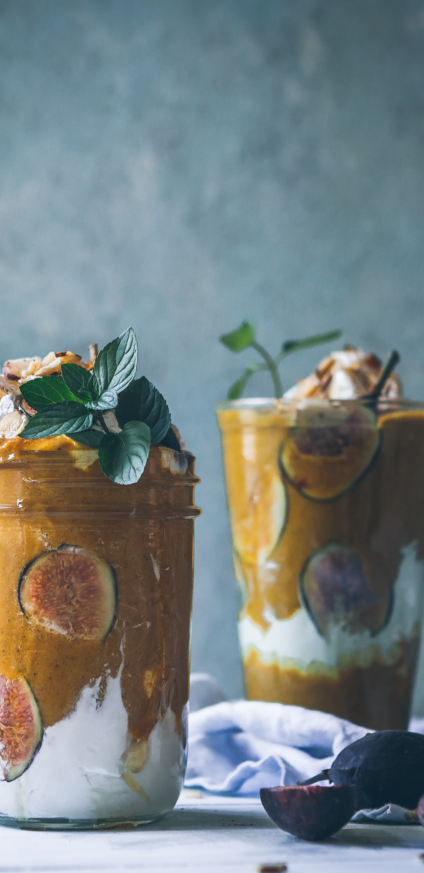 Verre à Boire Transparent Avec Liquide Jaune. Wallpaper in 1440x2960 Resolution