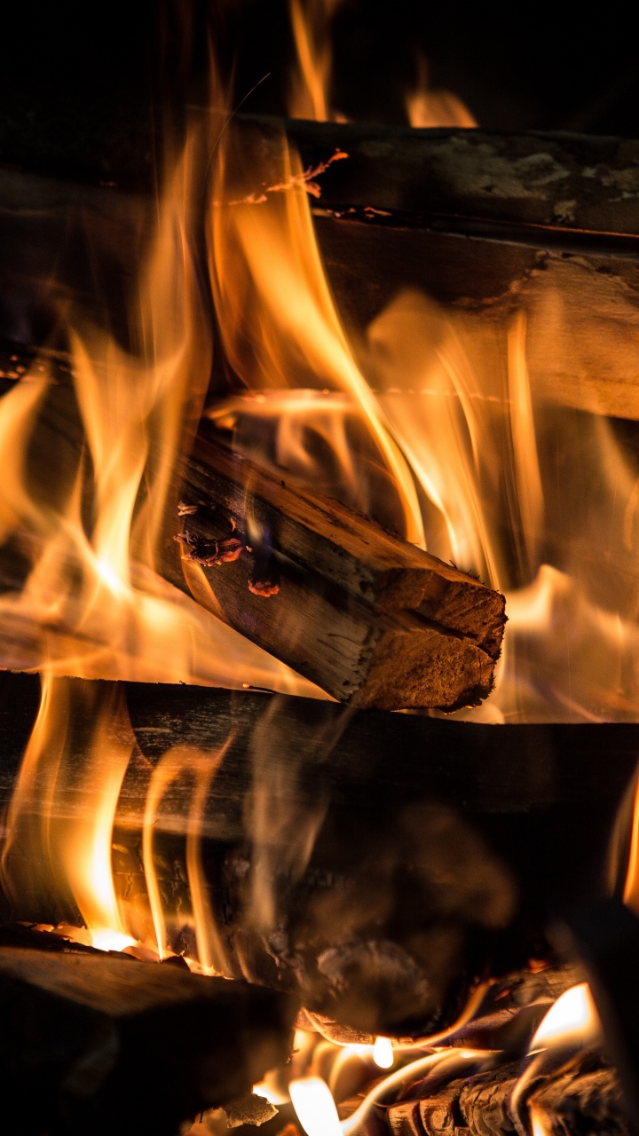 Brennendes Holz Auf Der Feuerstelle. Wallpaper in 720x1280 Resolution