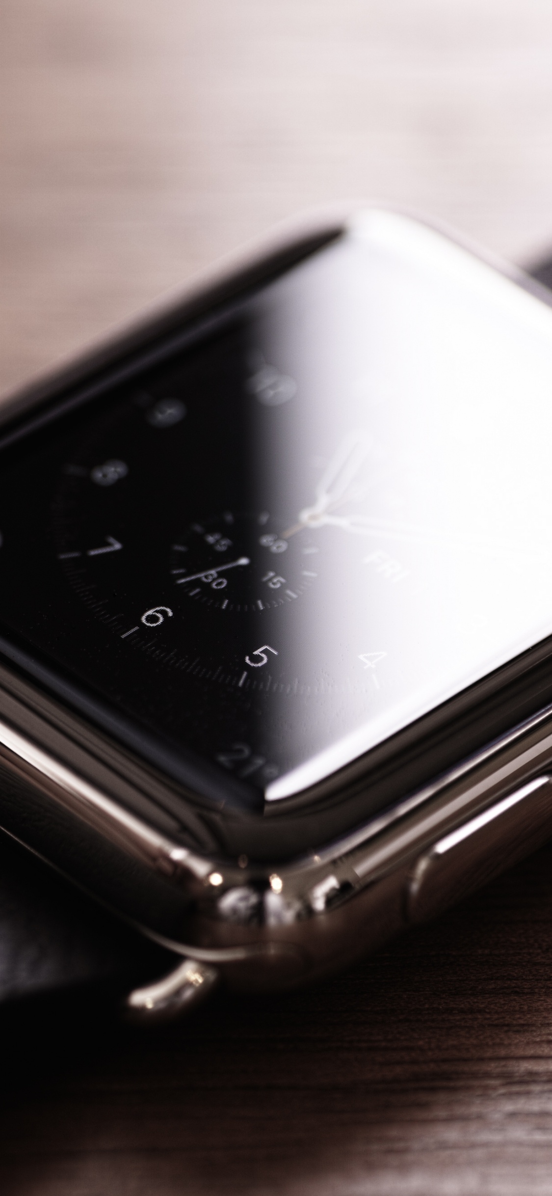 Apple Watch de Plata Sobre Mesa de Madera Marrón. Wallpaper in 1125x2436 Resolution