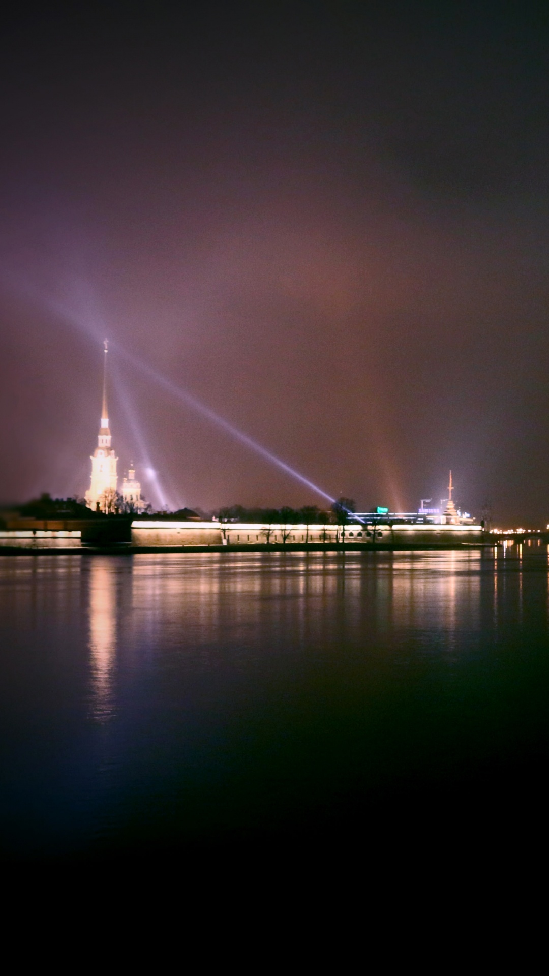 Plan D'eau Près du Pont Éclairé Pendant la Nuit. Wallpaper in 1080x1920 Resolution