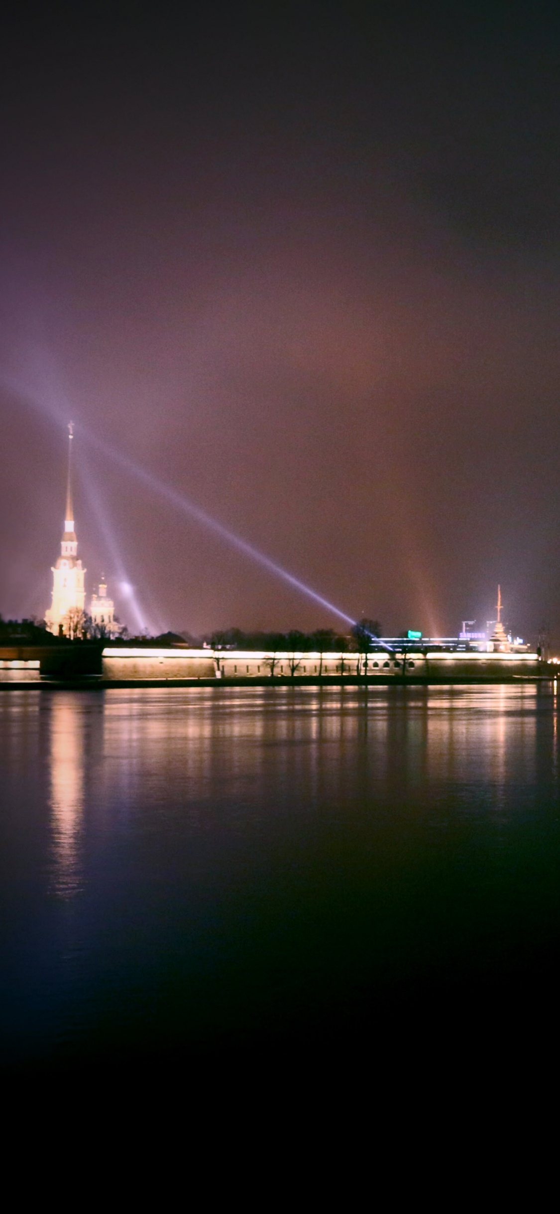 Plan D'eau Près du Pont Éclairé Pendant la Nuit. Wallpaper in 1125x2436 Resolution