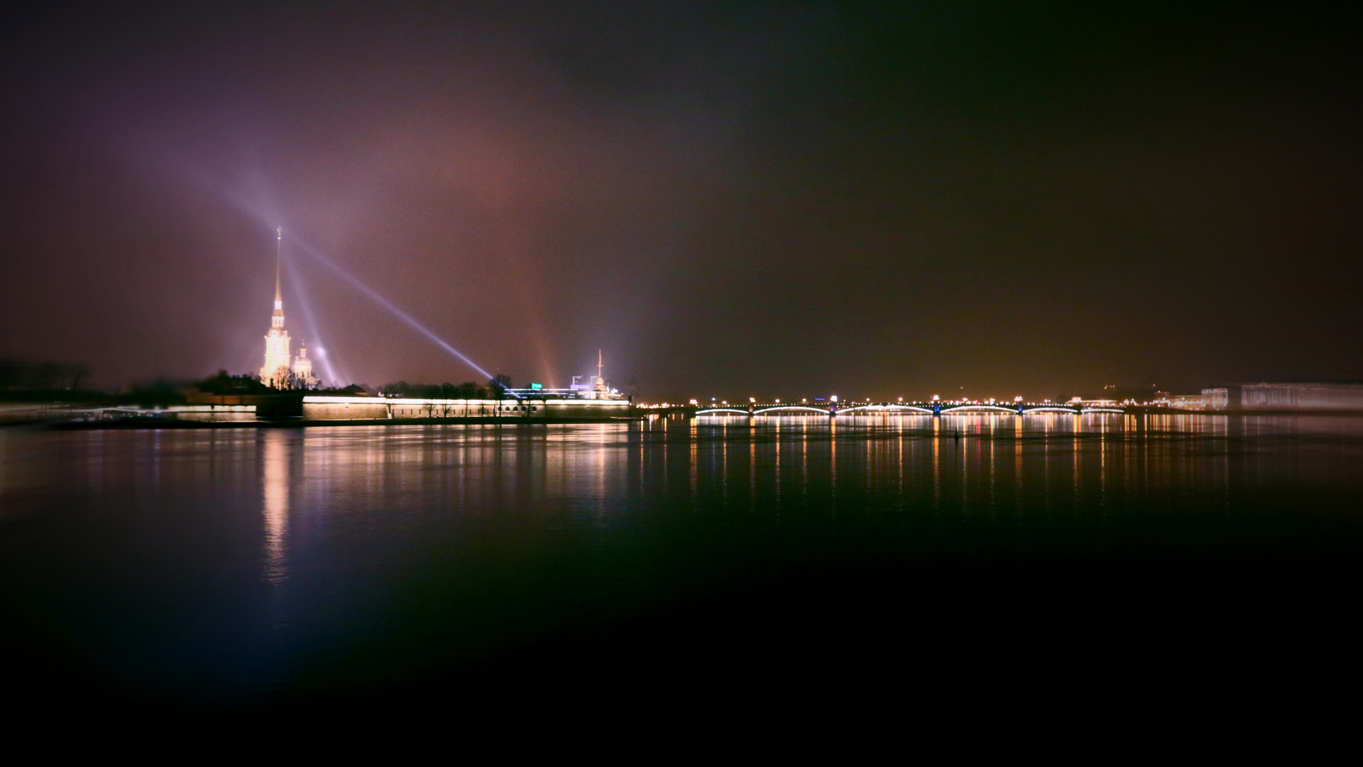 Plan D'eau Près du Pont Éclairé Pendant la Nuit. Wallpaper in 1920x1080 Resolution