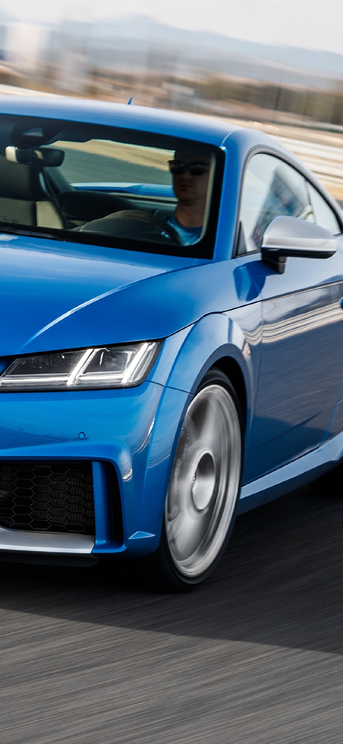 Bleu Audi a 4 Sur Route Pendant la Journée. Wallpaper in 1125x2436 Resolution