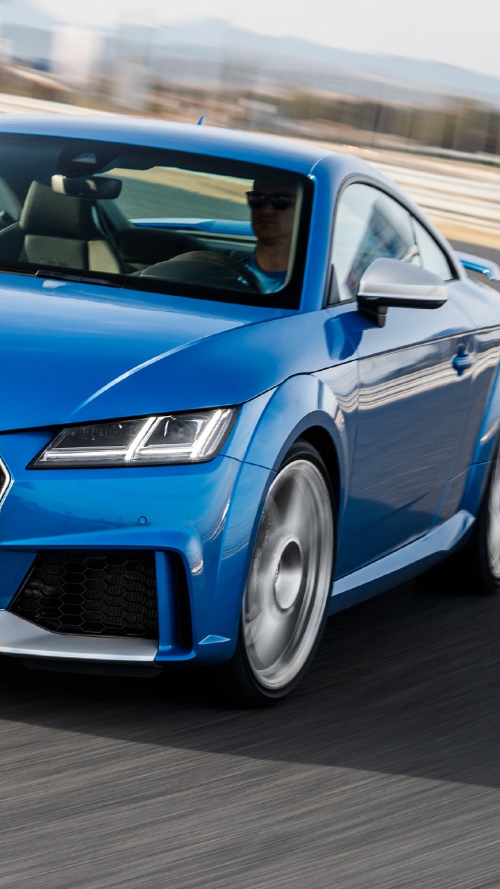 Blauer Audi a 4 Tagsüber Unterwegs. Wallpaper in 720x1280 Resolution