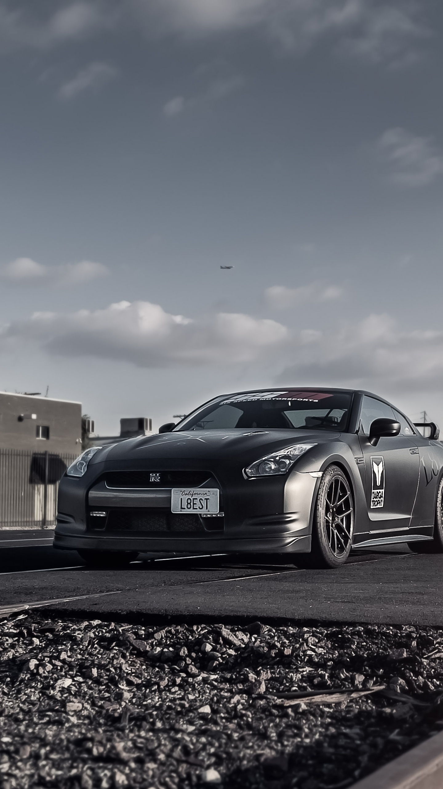 Berline Noire Garée Sur le Côté de la Route Pendant la Journée. Wallpaper in 1440x2560 Resolution