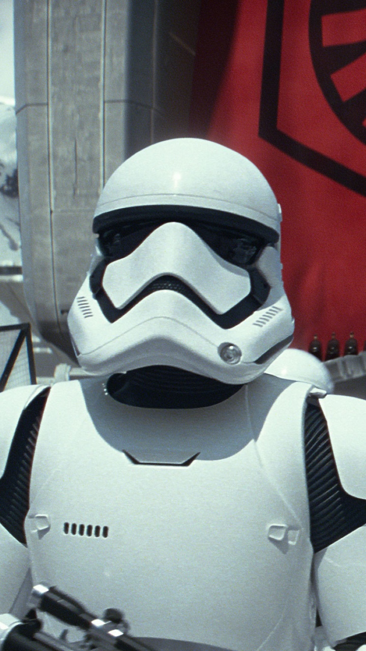 Weiß-schwarzes Roboterkostüm. Wallpaper in 720x1280 Resolution