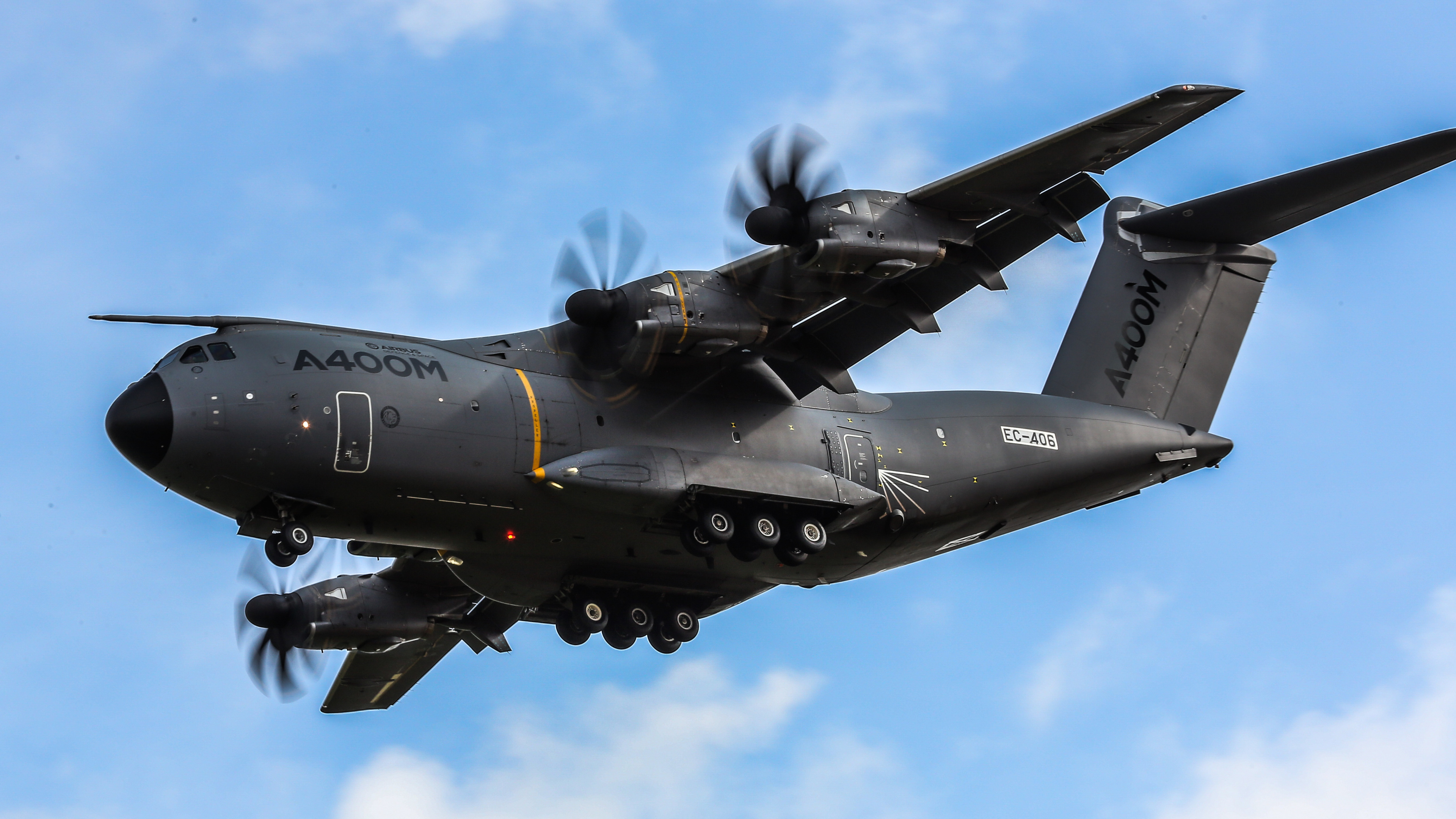 Avion de Chasse Noir Volant Dans le Ciel Pendant la Journée. Wallpaper in 3840x2160 Resolution